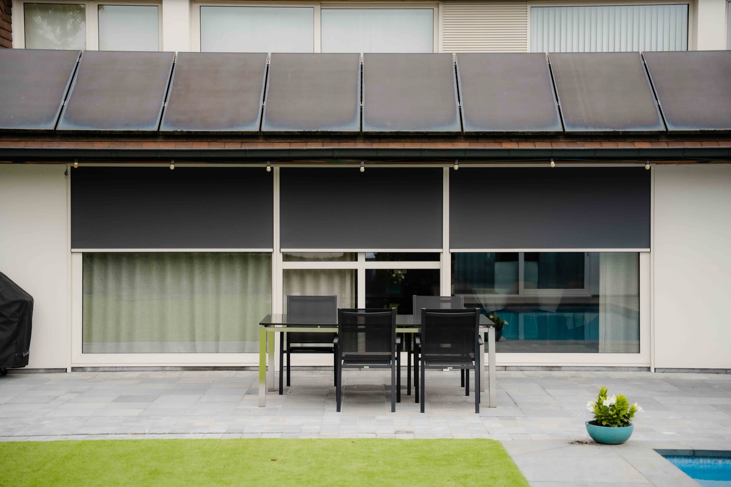 Moderne woning met outdoor zonwering en overkapping