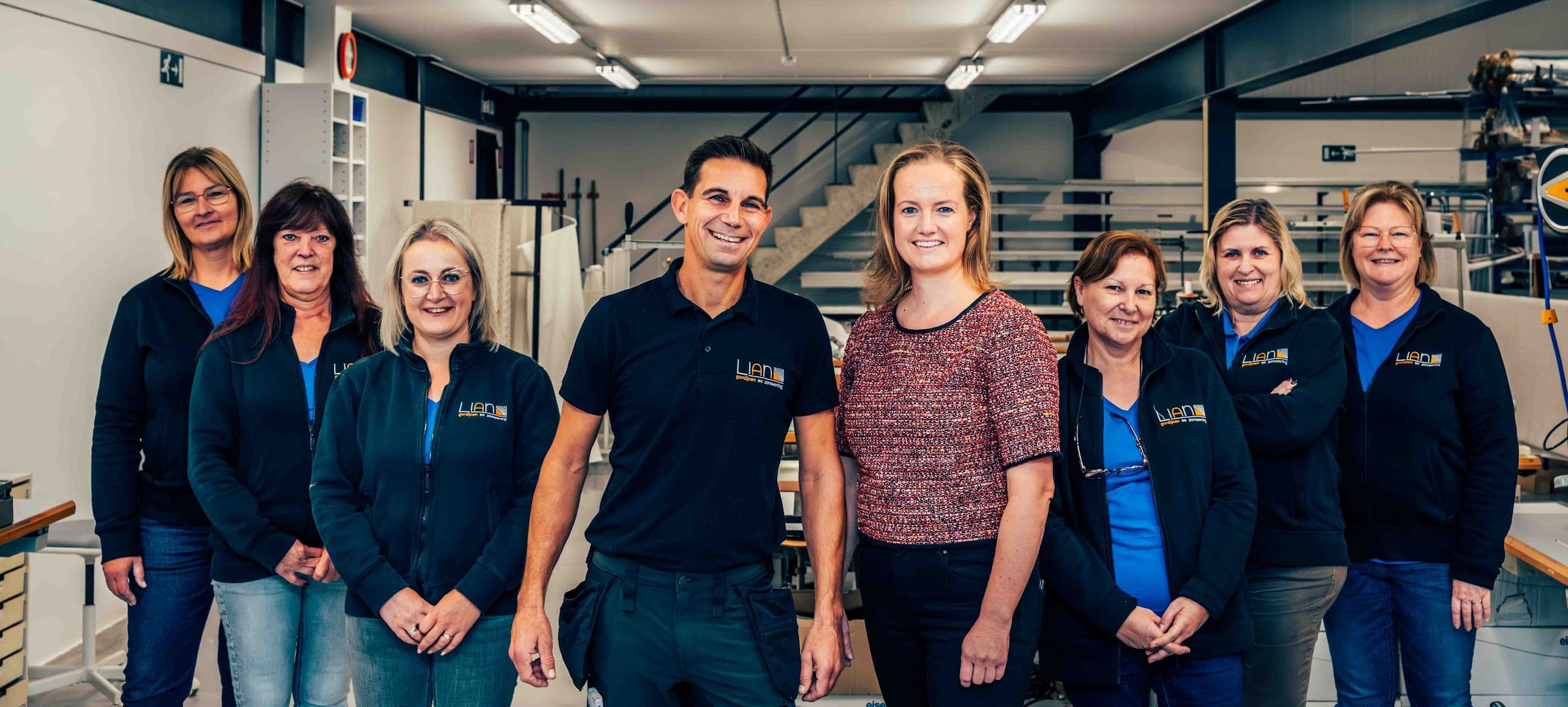 Het team van Lian in het atelier in Meulebeke