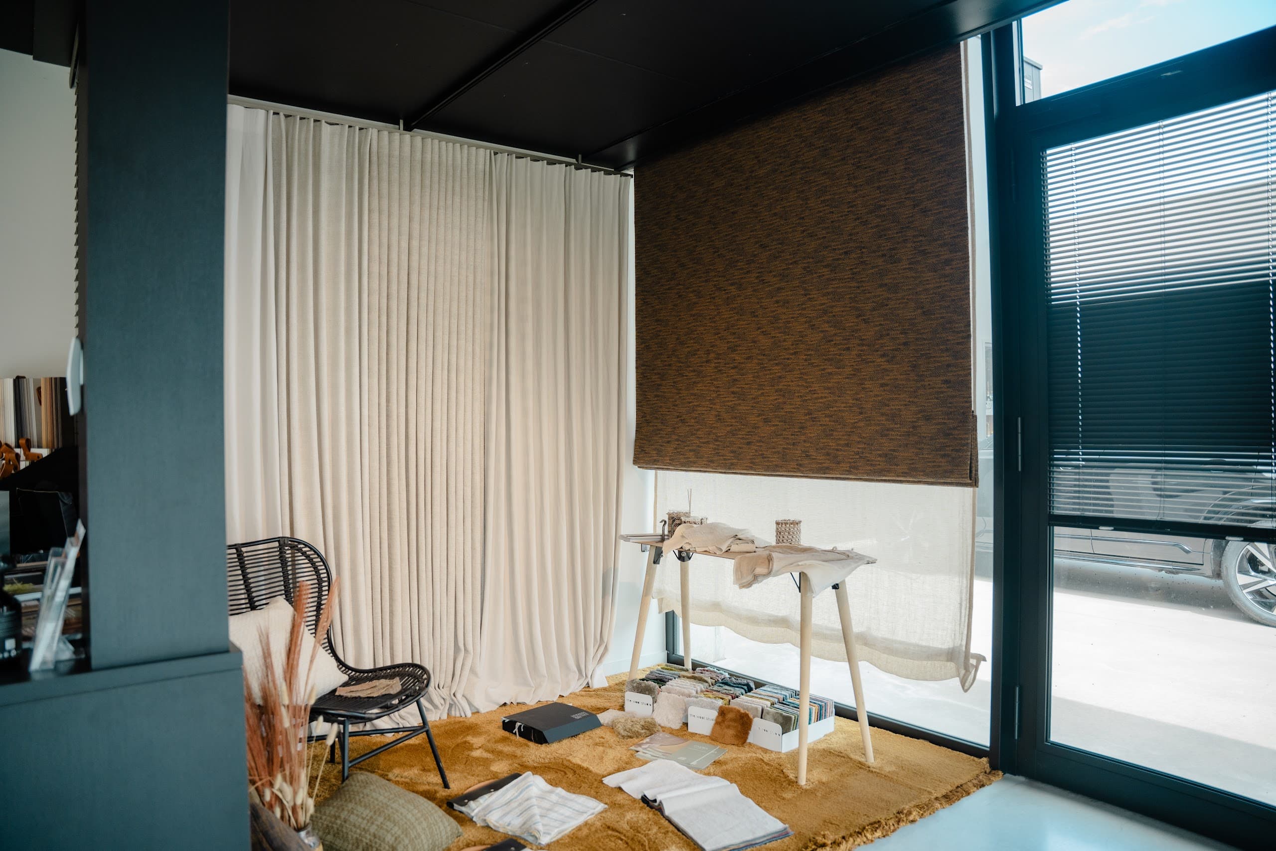 Showroomhoek in Meulebeke met stalen raamdecoratie en een werktafel.