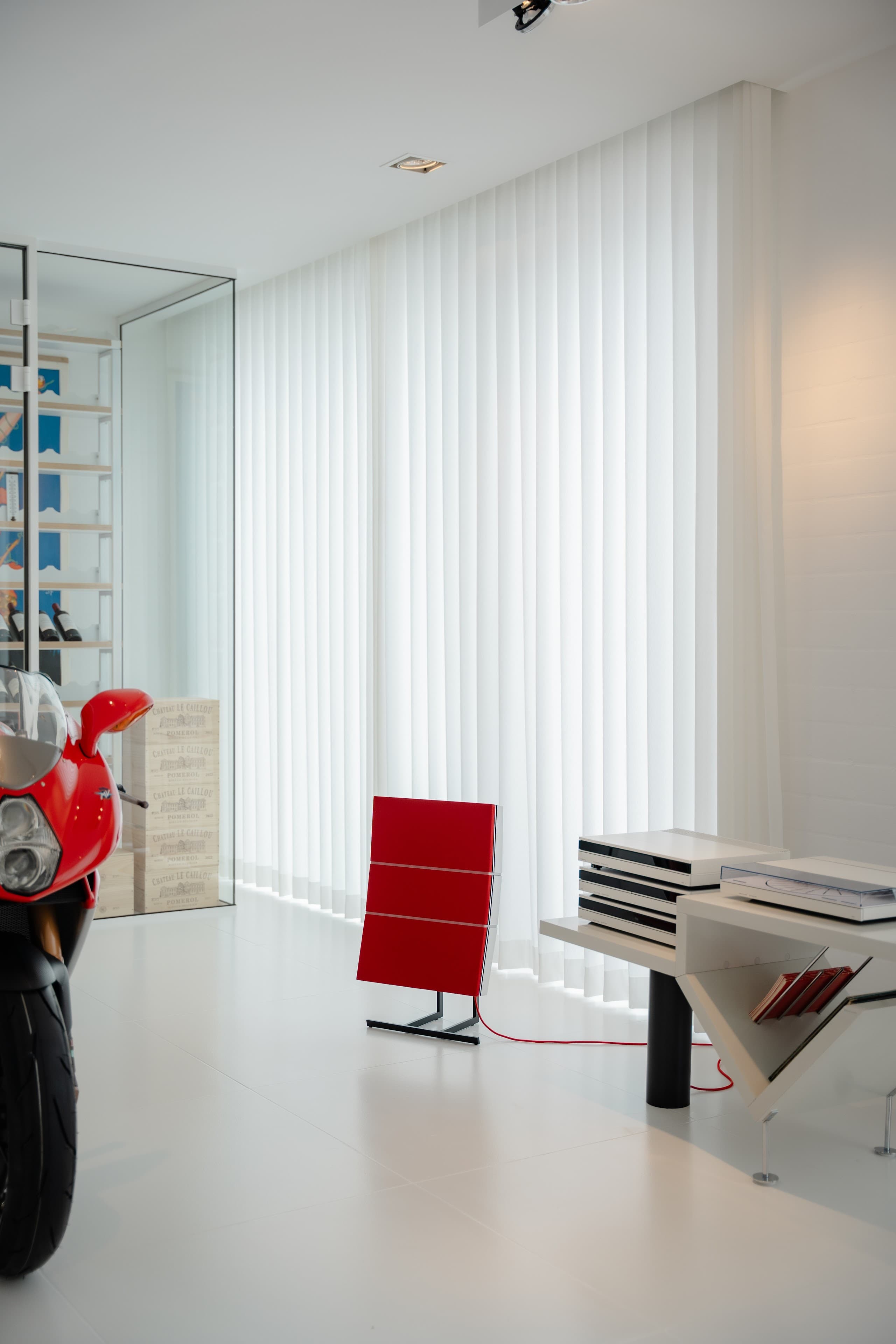 Hoek met rode zitstoelen en transparante gordijnen langs het raam